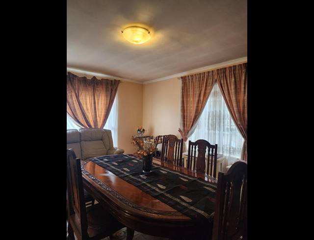 6 BEDROOM HOUSE FOR SALE IN ZEEKOEIVLEI